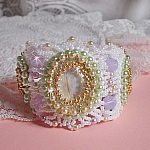 Bracelet Envol&eacute;e Fleurie brod&eacute; avec des Cristaux de Swarovski, des cabochons en r&eacute;sine, des perles rondes nacr&eacute;es et des rocailles Miyuki